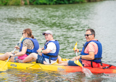 3 personnes dans un canoë kayak